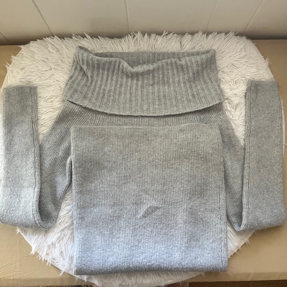 WILDFOX Gray Knit Sweater Dress. Size Small - Picture 7 of 9